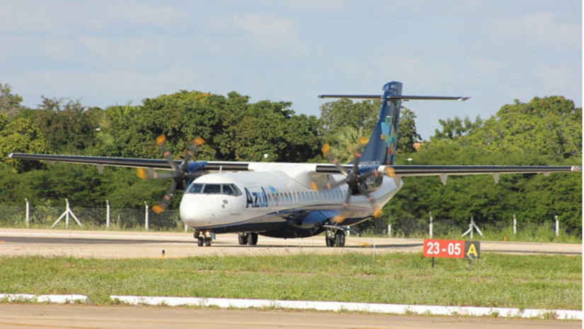 Imagem 1 -  Azul cancela voos em Mossoró por aumento nos casos de gripe e covid-19 entre tripulantes. Segundo informações obtidas pela reportagem do MOSSORÓ HOJE, os cancelamentos acontecem por remanejamento na carga horária dos tripulantes da companhia aérea diante do aumento de casos de gripe e covid entre os trabalhadores. Foram cancelados voos nos dias 9 e 10 e, ainda, estão cancelados os da próxima sexta e sábado, dias 14 e 15 de janeiro. O problema também vem acontecendo em outros terminais, não sendo um problema apenas no aeroporto de Mossoró.
