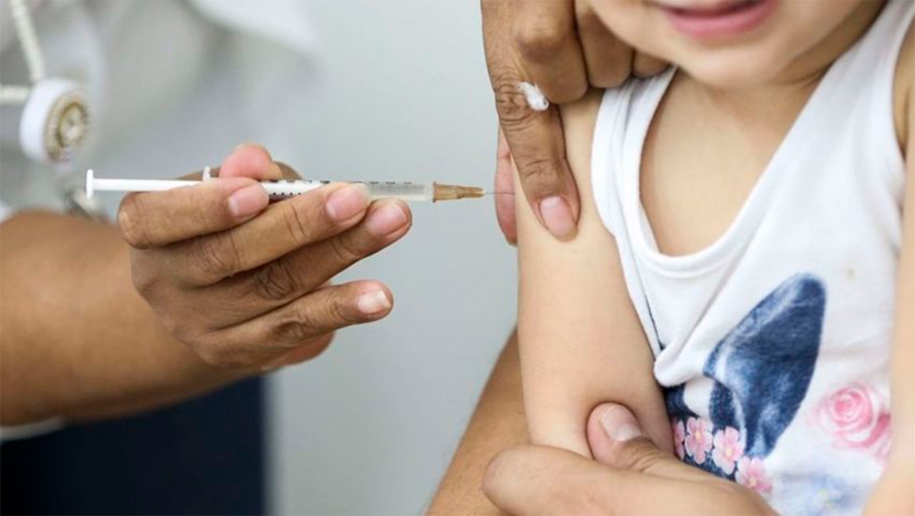 Imagem 1 -  RN deve receber vacinas contra Covid para crianças até o próximo sábado. O RN tem 1,67% da população de 5 a 11 anos do país. Como o primeiro lote a ser distribuído é de 1,2 milhão de doses, o Estado deverá receber 20 mil doses inicialmente. O público-alvo é de 380 mil crianças de 5 a 11 anos no RN. A expectativa da Sesap é de iniciar a imunização na próxima segunda-feira (17). 