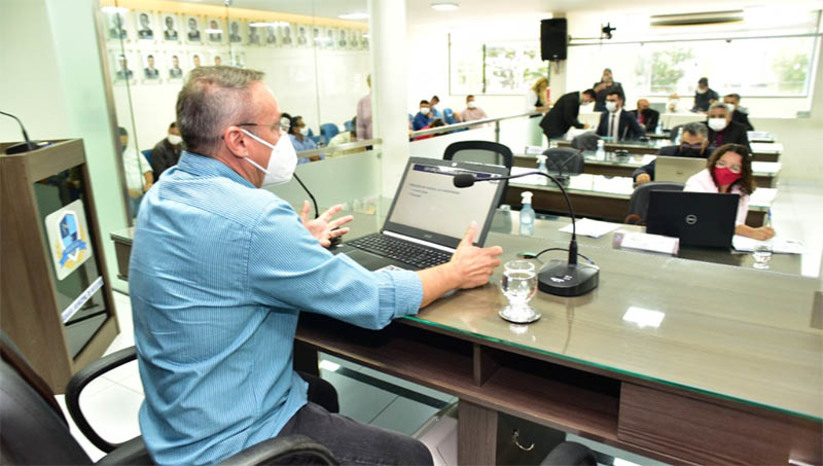 Imagem 1 - Vereadores têm até esta quinta (13) para apresentar emendas ao PL do Orçamento 2022. A nova versão da Lei Orçamentária Anual (LOA) foi debatida nesta quarta-feira (12), em audiência pública na Câmara Municipal de Mossoró. Presente à audiência, o secretário municipal de Planejamento, Frank Felisardo, explica que o novo projeto pouco difere do anterior. “É um projeto sem grandes alterações em relação ao anterior. Apenas estabelecemos, no Orçamento, a reserva de contingência para emendas impositivas dos vereadores, no valor de R$ 9 milhões e 234 mil, em cumprimento à decisão judicial”, informa o secretário. Imagem 1 - Vereadores têm até esta quinta (13) para apresentar emendas ao PL do Orçamento 2022. A nova versão da Lei Orçamentária Anual (LOA) foi debatida nesta quarta-feira (12), em audiência pública na Câmara Municipal de Mossoró. Presente à audiência, o secretário municipal de Planejamento, Frank Felisardo, explica que o novo projeto pouco difere do anterior. “É um projeto sem grandes alterações em relação ao anterior. Apenas estabelecemos, no Orçamento, a reserva de contingência para emendas impositivas dos vereadores, no valor de R$ 9 milhões e 234 mil, em cumprimento à decisão judicial”, informa o secretário.
