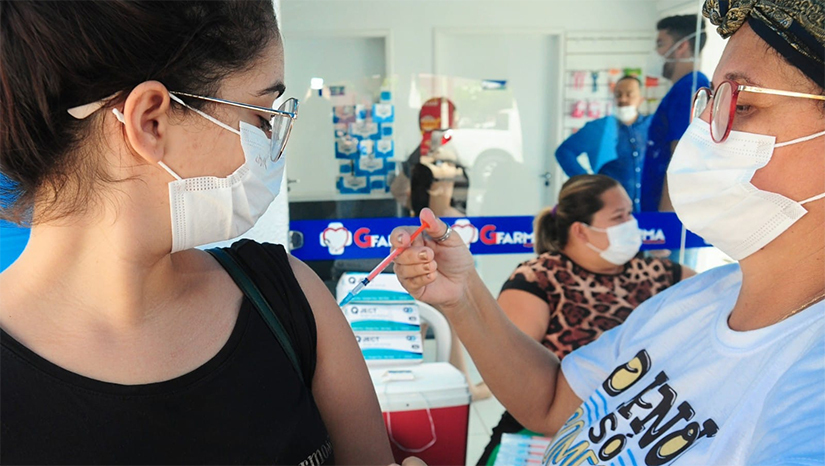 Imagem 1 -  Mossoró disponibiliza 220 doses contra influenza em ponto extra na UNP. As doses serão aplicadas das 08h às 11h e das 13h ás 17h no ponto extra localizado na Universidade Potiguar (UNP). “A vacina da gripe já vinha sendo disponibilizada à população de Mossoró em todas as Unidades Básicas de Saúde do nosso município, como a procura foi grande, as unidades aplicaram todas as doses, nós reunimos as doses que restaram no ponto extra da UNP e estamos convocando a população para se vacinar”, destacou Morgana.