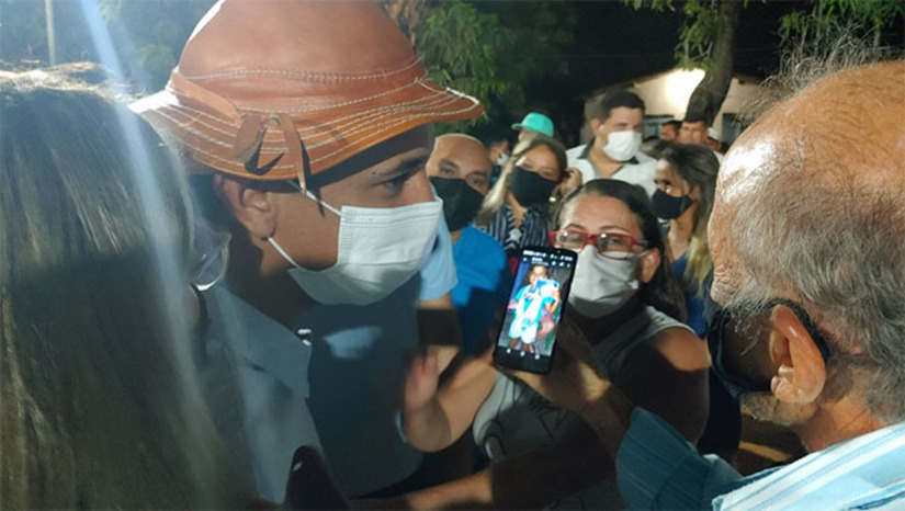 Imagem 1 - Orçado em R$ 675 mil reais, os obras devem iniciar nos próximos dias. O prefeito Allyson Bezerra, durante a assinatura da ordem de serviço, ao lado de vereadores aliados e secretários municipais, ressaltou que a construção da praça no bairro era um pedido dos moradores de pelo menos 4 décadas e que agora vai se tornar realidade Imagem 1 - Orçado em R$ 675 mil reais, os obras devem iniciar nos próximos dias. O prefeito Allyson Bezerra, durante a assinatura da ordem de serviço, ao lado de vereadores aliados e secretários municipais, ressaltou que a construção da praça no bairro era um pedido dos moradores de pelo menos 4 décadas e que agora vai se tornar realidade