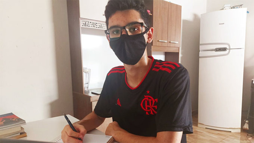 Imagem 1 - Rickson Aguiar, de 14 anos, concluiu o Ensino Fundamental, em 2021, na Escola Municipal Antônio Fagundes e agora se prepara para ingressar no curso de Eletrotécnica na instituição federal de ensino, onde ele acredita que tem um ótimo ensino e que vai ajuda-lo a chegar a faculdade de medicina. Para conseguir nota máxima em redação, Rickson disse que leu redações nota 100 do ENEM e a obra de George Orwell Imagem 1 - Rickson Aguiar, de 14 anos, concluiu o Ensino Fundamental, em 2021, na Escola Municipal Antônio Fagundes e agora se prepara para ingressar no curso de Eletrotécnica na instituição federal de ensino, onde ele acredita que tem um ótimo ensino e que vai ajuda-lo a chegar a faculdade de medicina. Para conseguir nota máxima em redação, Rickson disse que leu redações nota 100 do ENEM e a obra de George Orwell