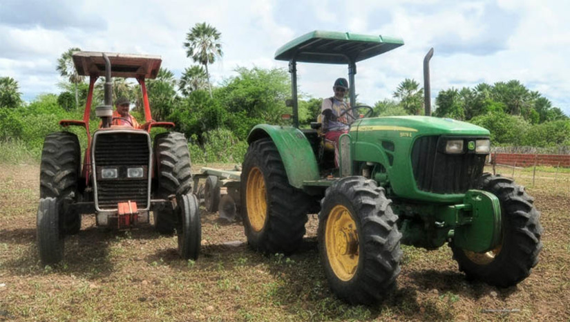 Imagem 1 -  Os agricultores de mais de 70 comunidades rurais de Mossoró já receberam a parcela de 30% para iniciar o trabalho. Na manhã desta quinta-feira (27), o prefeito Allyson Bezerra e o titular da SEADRU, Faviano Moreira, estiveram no Sítio Picada I realizando o acompanhamento do corte de terra de agricultores beneficiados com o programa neste ano.