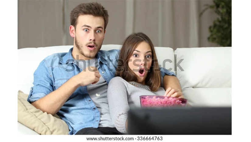 Imagem 1 - O show envolve os colegas de casa interagindo uns com os outros, mas durante intervalos regulares, eles nomeiam alguns de seus colegas de casa para serem despejados da casa. O housemate com mais indicações será então anunciado e imediatamente despejado. O último companheiro de casa restante será declarado o vencedor. Imagem 1 - O show envolve os colegas de casa interagindo uns com os outros, mas durante intervalos regulares, eles nomeiam alguns de seus colegas de casa para serem despejados da casa. O housemate com mais indicações será então anunciado e imediatamente despejado. O último companheiro de casa restante será declarado o vencedor.