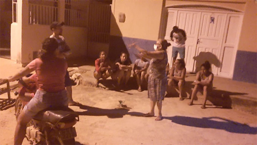 Imagem 1 -  O vereador Edilson do Vale Gás flagrou fila de moradores da comunidade de Primavera durante à noite desta segunda-feira, 31, aguardando o dia amanhecer para pegar uma ficha para ser atendimento pelo médico, que segundo ele, fica pouco tempo na comunidade. Em contato com ao MH, o Secretário de Saúde disse que o problema já foi resolvido. Por sua vez, o vereador disse que vai buscar mais informações e se encontrar irregularidades vai comunicar ao Ministério Público para o caso ser levado a Justiça.