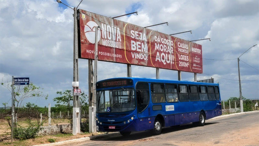 Imagem 1 - População do Nova Mossoró passa a contar com transporte coletivo de segunda a sábado. A nova linha começou a circular nesta quarta-feira (2). O novo desenho da rota passou por melhorias, possibilitando viagens mais rápidas e eficientes, atendendo às demandas dos moradores. O itinerário possui quase 30 km de extensão, atendendo aos bairros Pereiros, Santo Antônio e Centro. Imagem 1 - População do Nova Mossoró passa a contar com transporte coletivo de segunda a sábado. A nova linha começou a circular nesta quarta-feira (2). O novo desenho da rota passou por melhorias, possibilitando viagens mais rápidas e eficientes, atendendo às demandas dos moradores. O itinerário possui quase 30 km de extensão, atendendo aos bairros Pereiros, Santo Antônio e Centro.