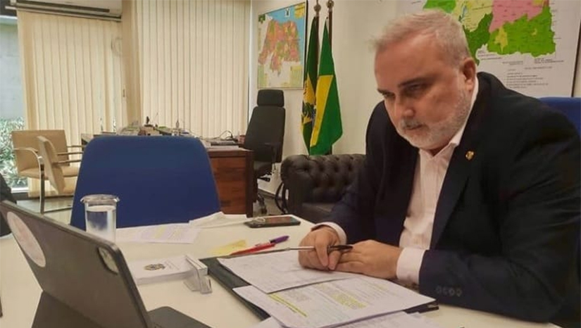 Imagem 1 - Durante a reunião, o senador Jean Paul Prates explicou a todos os secretários e governadores o pacote legislativo que está tramitando no congresso sob a orientação do presidente do Senado Rodrigo Pacheco e da Câmara, Arthur Lira, para atingir três dimensões diferentes que são o preço de referência, a política de preços do Brasil e a tributação sobre o preço dos combustíveis. O senador Jean espera baixar de 2 a 3 reais no litro de gasolina para o consumidor final 40 dias após o projeto ser sancionado pelo presidente Bolsonaro. Imagem 1 - Durante a reunião, o senador Jean Paul Prates explicou a todos os secretários e governadores o pacote legislativo que está tramitando no congresso sob a orientação do presidente do Senado Rodrigo Pacheco e da Câmara, Arthur Lira, para atingir três dimensões diferentes que são o preço de referência, a política de preços do Brasil e a tributação sobre o preço dos combustíveis. O senador Jean espera baixar de 2 a 3 reais no litro de gasolina para o consumidor final 40 dias após o projeto ser sancionado pelo presidente Bolsonaro.