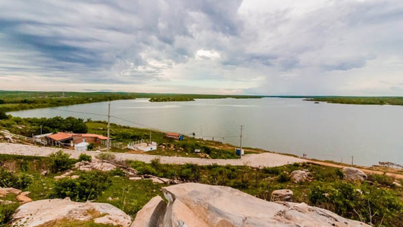 Imagem 1 -  Armando Ribeiro: chuvas seguem garantindo aporte hídrico no maior reservatório do RN. A barragem continua aumentando seu volume. De acordo com o Relatório do Volume dos Principais Reservatórios Estaduais, divulgado pelo Igarn quinta-feira (03), o resorvatória acumula 1.096.750.351, correspondentes a 46,22% da sua capacidade total, que é de 2.373.066.510 m³. Na semana passada, o manancial estava com 1.091.107.478 m³, equivalentes a 45,98% da sua capacidade. 