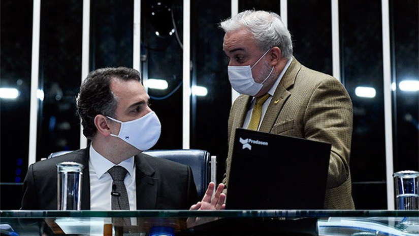 Imagem 1 -  De acordo com Jean Paul, esses dois projetos estão com os entendimentos adiantados. Ele destacou que ainda há “cerca de 10 dias” para que eventuais pontos de divergência sejam acertados. Para o senador, os projetos não estão em conflito com outras Propostas de Emenda à Constituição (PEC) apresentadas sobre o assunto. Ele disse que as PECs poderão tratar de pontos específicos e afirmou que o presidente Pacheco está buscando um caminho consensual para as matérias.  — São medidas que pretendem estabilizar e baixar, no curto prazo, o preço dos combustíveis, principalmente do diesel — explicou Jean Paul, ao defender as matérias que relata.  PECs e projeto
