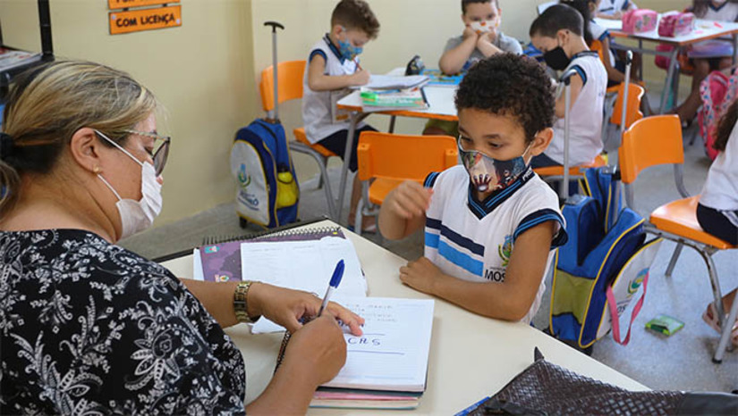 Imagem 1 - Os profissionais convocados irão atuar nas áreas de Educação Infantil, Ensino Fundamental Anos Iniciais e Anos Finais, Educação Física, Ensino Religioso, Geografia, História, Língua Inglesa, Língua Portuguesa, Matemática e Ciências. Nos dia 14 de outubro e 10 de novembro, a Prefeitura de Mossoró já havia convocado outros 53 aprovados no Processo Seletivo. “É a nossa maior convocação do processo até o momento. São 132 professores que irão reforçar o quadro de profissionais da Secretaria Municipal de Educação, garantindo que as atividades relativas ao início das aulas, programado para 7 de março, aconteçam de acordo com o que foi planejado pela nossa equipe. Essa etapa, a da convocação, culmina todo o trabalho realizado pela comissão do processo seletivo, que com muito zelo e lisura conduziu o certame”, destaca a secretária de Educação, Hubeônia Alencar. Imagem 1 - Os profissionais convocados irão atuar nas áreas de Educação Infantil, Ensino Fundamental Anos Iniciais e Anos Finais, Educação Física, Ensino Religioso, Geografia, História, Língua Inglesa, Língua Portuguesa, Matemática e Ciências. Nos dia 14 de outubro e 10 de novembro, a Prefeitura de Mossoró já havia convocado outros 53 aprovados no Processo Seletivo. “É a nossa maior convocação do processo até o momento. São 132 professores que irão reforçar o quadro de profissionais da Secretaria Municipal de Educação, garantindo que as atividades relativas ao início das aulas, programado para 7 de março, aconteçam de acordo com o que foi planejado pela nossa equipe. Essa etapa, a da convocação, culmina todo o trabalho realizado pela comissão do processo seletivo, que com muito zelo e lisura conduziu o certame”, destaca a secretária de Educação, Hubeônia Alencar.
