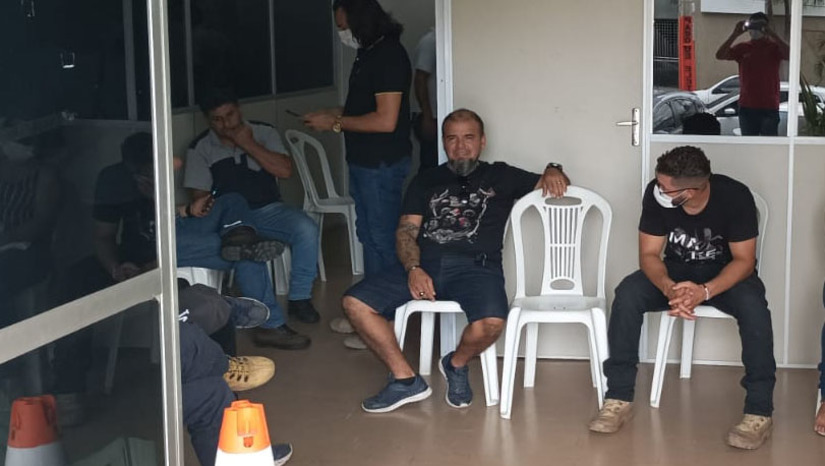 Imagem 1 -  Policiais Civis do RN realizam nova paralisação de atividades nesta segunda-feira (7). De acordo com Ailson Rodrigues, vice-presidente do Sinpol/RN, a paralisação desta segunda acontece em virtude da falta de acordo entre o Governo do Estado e a categoria, para manter o Adicional Por Tempo de Serviço que os policiais recebem e que pode ser retirado em virtude de uma ação movida pelo Ministério Público Estadual. A perda, caso ocorra, chega a 35%. Ainda segundo Ailson, uma nova reunião está marcada para às 14h de hoje.