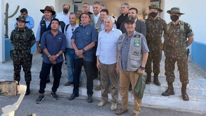 Imagem 1 -  Bolsonaro desembarcou por volta das 16h30 no 1º Batalhão de Engenharia da Construção (1º BEC), no município seridoense. Nesta quarta-feira (9), o primeiro compromisso de Bolsonaro está marcado para 9 horas, em uma visita às obras da Barragem de Oiticica. A estrutura está em fase final de construção e vai garantir o abastecimento de 330 mil pessoas em oito cidade potiguares. Já às 11 horas, o presidente fala à população de Jardim de Piranhas a respeito das construções dos Eixos Leste e Norte da transposição do São Francisco. 
