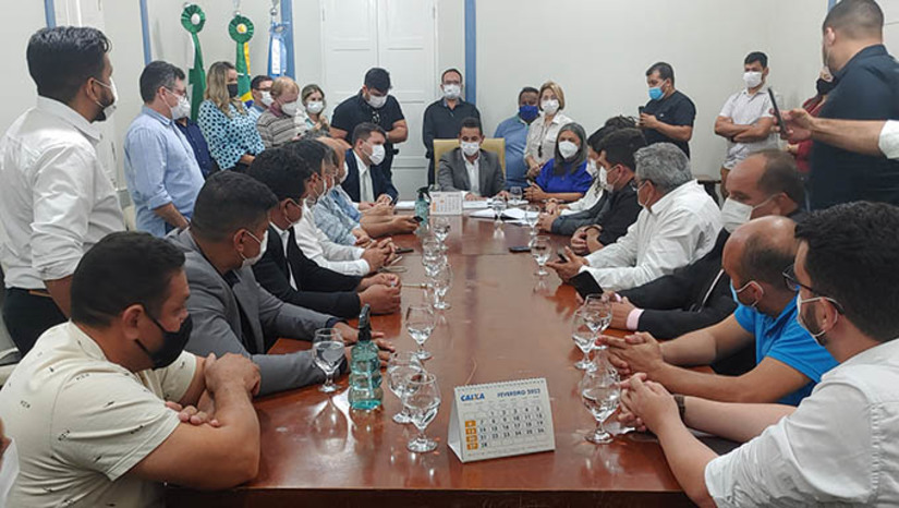 Imagem 1 -  Proposta nasceu em reunião convocada pelo prefeito Allyson Bezerra e realizada na tarde desta quarta-feira, 9, no Palácio da Resistência, com a presença de todos os vereadores, representantes dos servidores públicos, secretários municipais e o presidente da Previ Mossoró.  “Olha, Cezar, neste momento, a gente está praticando aquilo que é mais bonito na democracia, um diálogo republicando para promover a adequação na legislação municipal atendendo o que prevê a legislação federal”, destaca o presidente da Previ Paulo Linhares. O prefeito Allyson Bezerra pediu agilidade na aprovação do projeto para Mossoró não perder recursos federais