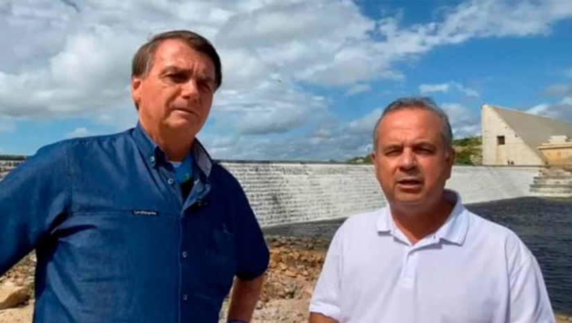 Imagem 1 - O presidente e o ministro Rogério Marinho, que é do Rio Grande do Norte, afirmaram que as obras da barragem ainda não foram concluídas porque a Governadora do RN está ‘usando 12 famílias como massa de manobra politiqueira, para impedir que o trabalho tenha andamento’. Por meio de nota, o Governo do Estado, através da SEMARH, explicou que as informações divulgadas não são verdadeiras e que as famílias da comunidade Carnaúba Torta não são menos importantes que o restante da população, merecendo o devido respeito. “Para o Governo do RN, essas obras vão além do concreto e da água a ser armazenada, pois são tratadas como parte de uma política pública na qual todos e todas são importantes”, diz a nota. Imagem 1 - O presidente e o ministro Rogério Marinho, que é do Rio Grande do Norte, afirmaram que as obras da barragem ainda não foram concluídas porque a Governadora do RN está ‘usando 12 famílias como massa de manobra politiqueira, para impedir que o trabalho tenha andamento’. Por meio de nota, o Governo do Estado, através da SEMARH, explicou que as informações divulgadas não são verdadeiras e que as famílias da comunidade Carnaúba Torta não são menos importantes que o restante da população, merecendo o devido respeito. “Para o Governo do RN, essas obras vão além do concreto e da água a ser armazenada, pois são tratadas como parte de uma política pública na qual todos e todas são importantes”, diz a nota.