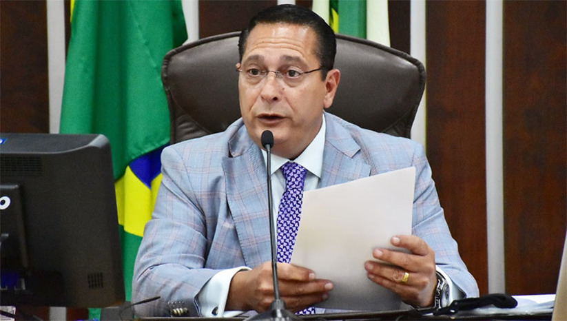 Imagem 1 - "Esta Casa nunca se conformou com a vida severina de nosso povo”, diz Ezequiel Ferreira. Em discurso na sessão plenária, o presidente da Assembleia Legislativa do Estado, comemorou a chegada das águas do Rio São Francisco ao RN. Classificou o fato como "um dia histórico" para o povo do semiárido nordestino, seu local de origem, o qual ele conhece bem a realidade, sendo natural de Currais Novos, na região Seridó. O deputado Ezequiel ainda relembrou o empenho da Assembleia Legislativa ao longo do tempo em lutar a favor da conclusão da obra. Imagem 1 - "Esta Casa nunca se conformou com a vida severina de nosso povo”, diz Ezequiel Ferreira. Em discurso na sessão plenária, o presidente da Assembleia Legislativa do Estado, comemorou a chegada das águas do Rio São Francisco ao RN. Classificou o fato como "um dia histórico" para o povo do semiárido nordestino, seu local de origem, o qual ele conhece bem a realidade, sendo natural de Currais Novos, na região Seridó. O deputado Ezequiel ainda relembrou o empenho da Assembleia Legislativa ao longo do tempo em lutar a favor da conclusão da obra.