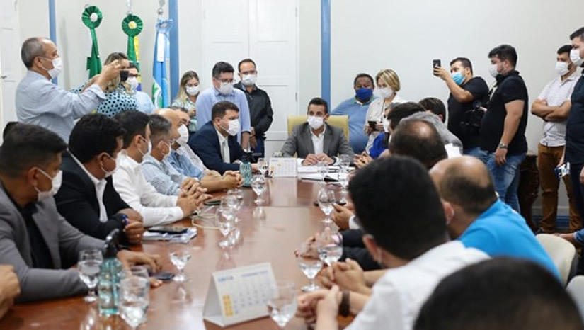 Imagem 1 - Encontro do prefeito Allyson Bezerra com vereadores e represenantes do Previ e Sindiserpum no Palácio da Resistência Imagem 1 - Encontro do prefeito Allyson Bezerra com vereadores e represenantes do Previ e Sindiserpum no Palácio da Resistência