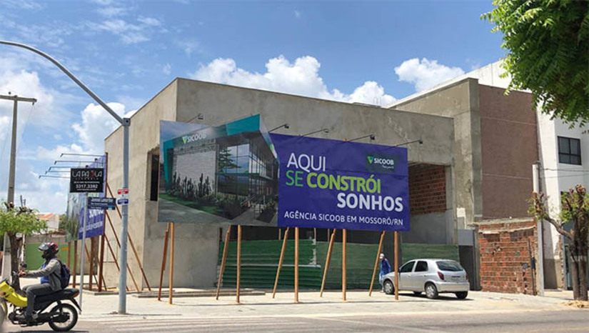 Imagem 1 -  Em pouco mais de um ano, o Sicoob recebeu 971.302 novos cooperados, apresentando um crescimento de 19,3% na comparação com janeiro de 2021. Entre o primeiro mês de 2021 e fevereiro de 2022, houve um aumento de 773.535 pessoas físicas (PF), ou seja, 19,1%, e 20,1% de pessoas jurídicas (PJ), com o acréscimo de quase 200 mil cooperados durante esse período. Crescimento forte em todas as regiões do País. Em Mossoró, está em fase de instalação em sede própria em frente ao Hospital Regional Rafael Fernandes.