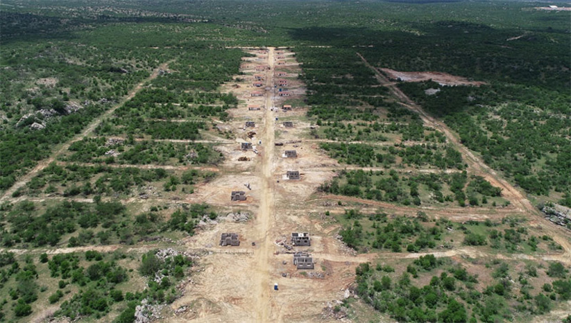 Imagem 1 -  “A barragem garantirá a segurança hídrica, o abastecimento humano, irrigação para a agricultura familiar”. João Maria Cavalcanti, secretário da SEMARH, destaca a importância da Barragem Oiticica para a população do Seridó. A obra, hoje com 93% concluída, tem como objetivo principal regularizar o curso do rio Piranhas e atender às necessidades hídricas das comunidades localizadas na região. Para a construção da Barragem serão inundadas áreas em que estão localizadas propriedades rurais e a comunidade de Barra de Santana, localizada em Jucurutu.