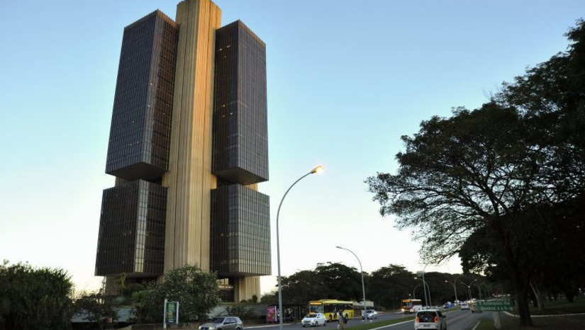 Imagem 1 -  Novo site do Banco Central para consulta de “valores esquecidos” já está disponível. O site começou a funcionar desde a meia-noite desta segunda-feira (14) .Por meio do endereço www.valoresareceber.bcb.gov.br, é possível consultar recursos que estavam parados, seja em contas que foram encerradas ou na poupança. O BC afirmou que aqueles que tiverem valores a receber no momento da consulta podem confirmar o montante e solicitar a sua transferência a partir do dia 7 de março; entenda.