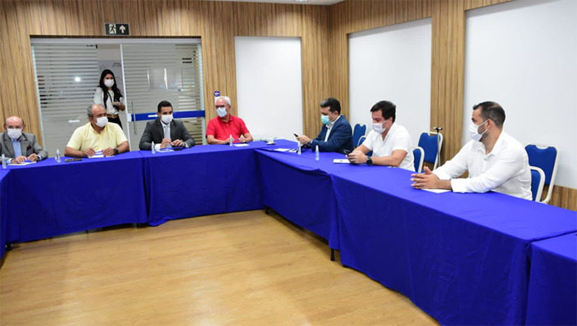 Imagem 1 - Allyson garante apoio do Sebrae para realização da Festa do Bode e outros projetos em Mossoró. O prefeito, acompanhado dos secretários de Agricultura, Faviano Moreira, e de Desenvolvimento Econômico, Franklin Filgueira, se reuniram com o Sebrae em Natal. Na ocasião, apresentaram demandas relacionadas à ampliação do Programa Mossoró Rural; Novos projetos como a revitalização da Cajucultura; Convênio para cooperação técnica com a prefeitura e parceria na promoção de eventos empresariais. Imagem 1 - Allyson garante apoio do Sebrae para realização da Festa do Bode e outros projetos em Mossoró. O prefeito, acompanhado dos secretários de Agricultura, Faviano Moreira, e de Desenvolvimento Econômico, Franklin Filgueira, se reuniram com o Sebrae em Natal. Na ocasião, apresentaram demandas relacionadas à ampliação do Programa Mossoró Rural; Novos projetos como a revitalização da Cajucultura; Convênio para cooperação técnica com a prefeitura e parceria na promoção de eventos empresariais.
