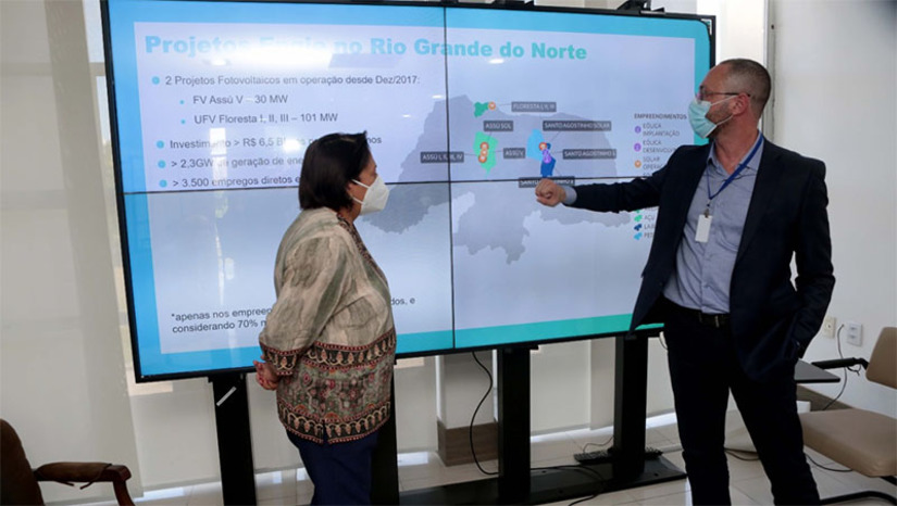 Imagem 1 -  Empresa de geração de energia renovável vai investir R$ 2,3 bilhões para ampliar projetos no RN. Trata-se do Conjunto Eólico Santo Agostinho, pertencente à Engie Brasil Energia, que está sendo montado nos municípios de Lajes e Pedro Avelino, com capacidade para 434 Megawatts. O cronograma do projeto e os planos de investimentos futuros da empresa foram apresentados nesta quarta-feira (16), à governadora Fátima Bezerra. Os novos projetos representam investimentos de R$ 6,5 bilhões em cinco anos.