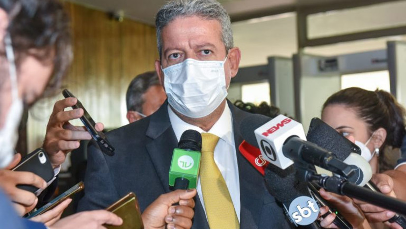 Imagem 1 - “Queremos buscar um texto de consenso entre as duas Casas”, diz Lira sobre preço dos combustíveis. O PL 1472/21 cria um fundo para estabilização dos preços de derivados de petróleo e o PLP 11/20 estipula a cobrança única do ICMS sobre combustíveis. As proposições seriam votadas nesta quarta (16) no Senado, mas a votação foi adiada para a próxima semana. A decisão pelo adiamento foi tomada em conjunto por Lira, pelo presidente do Senado, Rodrigo Pacheco, e pelo relator do texto, senador Jean Paul Prates. Imagem 1 - “Queremos buscar um texto de consenso entre as duas Casas”, diz Lira sobre preço dos combustíveis. O PL 1472/21 cria um fundo para estabilização dos preços de derivados de petróleo e o PLP 11/20 estipula a cobrança única do ICMS sobre combustíveis. As proposições seriam votadas nesta quarta (16) no Senado, mas a votação foi adiada para a próxima semana. A decisão pelo adiamento foi tomada em conjunto por Lira, pelo presidente do Senado, Rodrigo Pacheco, e pelo relator do texto, senador Jean Paul Prates.