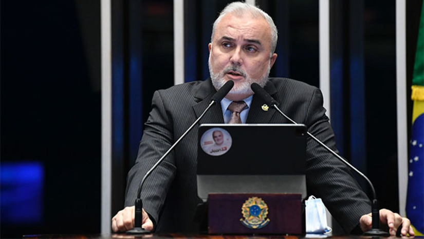 Imagem 1 -  Caso os valores do barril estejam em alta no mercado, entra em campo o Imposto de Exportação, para subsidiar a estabilização dos preços e incentivar o atendimento ao mercado doméstico. Para tanto, Jean criou uma alíquota máxima de impostos de exportação sobre o petróleo bruto, que deverá ser zerada até que o valor do barril de petróleo bruto atinja US $45. Aplica-se uma alíquota mínima de 2,5% e de no máximo 7,5% quando o petróleo bruto estiver acima de US$ 45 e abaixo de US$ 85.  “Entendemos ainda que as empresas que abastecem o mercado interno devem ter tratamento diferenciado, com alíquotas menores do imposto, para estimular o refino, e o atendimento às necessidades da população brasileira”, disse o Senador Jean Paul Prates.  Caso o barril seja negociado acima de US $85 e abaixo de US $100, será aplicada uma alíquota de 7,5 a 12,5%. Acima de US $100, o valor mínimo será de 12,5% e máximo de 20%.