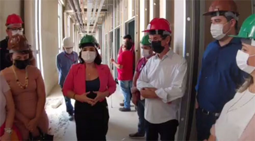 Imagem 1 - “Muito feliz e emocionada também, como mulher”, diz reitora da UERN sobre Hospital da Mulher. A reitora Cicilia Maia participou da visita de vistoria que está sendo realizada às obras da unidade, na manhã desta quarta-feira (23), pelo secretário Fernando Mineiro. Na ocasião, ela agradeceu a oportunidade de a UERN fazer parte dessa história e de o governo do Rio Grande do Norte garantir um espaço de formação aos alunos da universidade, bem como uma oportunidade de campo de trabalho para estes, quando tiverem concluído a graduação. Imagem 1 - “Muito feliz e emocionada também, como mulher”, diz reitora da UERN sobre Hospital da Mulher. A reitora Cicilia Maia participou da visita de vistoria que está sendo realizada às obras da unidade, na manhã desta quarta-feira (23), pelo secretário Fernando Mineiro. Na ocasião, ela agradeceu a oportunidade de a UERN fazer parte dessa história e de o governo do Rio Grande do Norte garantir um espaço de formação aos alunos da universidade, bem como uma oportunidade de campo de trabalho para estes, quando tiverem concluído a graduação.
