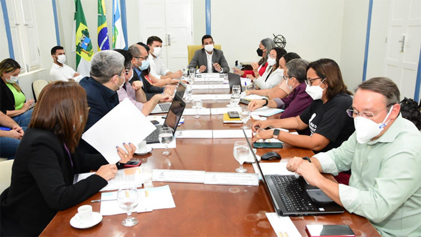 Imagem 1 - Allyson e sindicato abrem oficialmente os diálogos sobre o pagamento do piso dos professores . O encontro aconteceu na tarde desta quinta-feira (24), no Palácio da Resistência, onde o Prefeito Allyson Bezerra recebeu representantes do Sindiserpum para discutir a questão. Com a apresentação das questões de ambos os lados, ficou acertado que eles voltariam a se reunir no dia 10 de março para voltar a discutir o pagamento dos 33,24% referente ao piso do magistério. Após a reunião, a diretoria do sindicato agendou uma assembleia com os professores para esta sexta-feira (25), na Estação das Artes, a partir das 14h, para decidir se irão entrar em greve. Imagem 1 - Allyson e sindicato abrem oficialmente os diálogos sobre o pagamento do piso dos professores . O encontro aconteceu na tarde desta quinta-feira (24), no Palácio da Resistência, onde o Prefeito Allyson Bezerra recebeu representantes do Sindiserpum para discutir a questão. Com a apresentação das questões de ambos os lados, ficou acertado que eles voltariam a se reunir no dia 10 de março para voltar a discutir o pagamento dos 33,24% referente ao piso do magistério. Após a reunião, a diretoria do sindicato agendou uma assembleia com os professores para esta sexta-feira (25), na Estação das Artes, a partir das 14h, para decidir se irão entrar em greve.