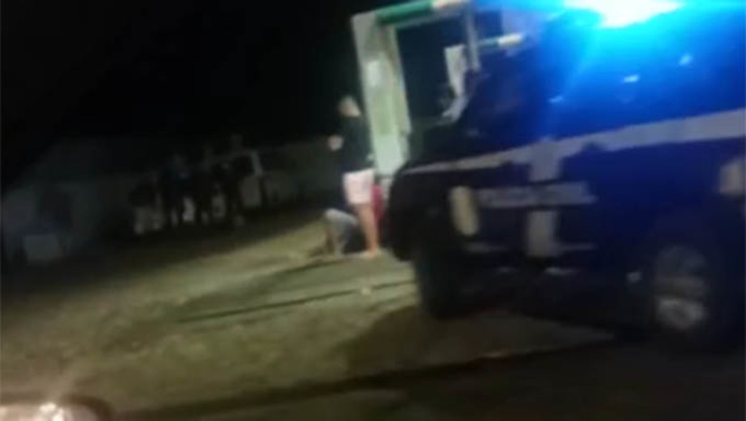 Imagem 1 - Vítimas estavam bebendo e se divertindo na loja de conveniência Corujão, que fica em frente ao Posto Imperial, quando três homens e uma mulher apareceram já atirando. Imagem 1 - Vítimas estavam bebendo e se divertindo na loja de conveniência Corujão, que fica em frente ao Posto Imperial, quando três homens e uma mulher apareceram já atirando.