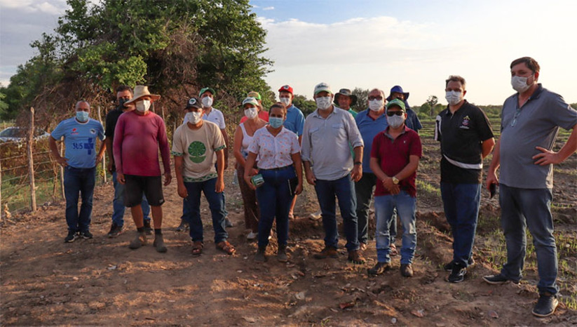 Imagem 1 - Governo do RN assegura produção orgânica e comercialização de 25 toneladas de arroz da terra. Parceria entre Sedraf e setores de produção e comercialização do MST garante aquisição do cereal ainda em 2022. O compromisso foi firmado diante de produtores potiguares e gaúchos participantes do Intercâmbio do Arroz RN/RS, promovido pelo RN. Através do programa Mais Ater, executado pela Sedraf, os agricultores que optarem pela transição agroecológica receberão assistência técnica via Emater-RN, Coletivo Feminista 8 de Março e Terra Viva. Imagem 1 - Governo do RN assegura produção orgânica e comercialização de 25 toneladas de arroz da terra. Parceria entre Sedraf e setores de produção e comercialização do MST garante aquisição do cereal ainda em 2022. O compromisso foi firmado diante de produtores potiguares e gaúchos participantes do Intercâmbio do Arroz RN/RS, promovido pelo RN. Através do programa Mais Ater, executado pela Sedraf, os agricultores que optarem pela transição agroecológica receberão assistência técnica via Emater-RN, Coletivo Feminista 8 de Março e Terra Viva.