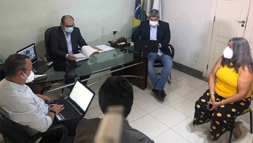 Imagem 1 - “Este aumento é do piso e no caso específico do município de Mossoró, debatemos um pouco isto aqui, Mossoró hoje já paga o piso nacional, de forma que inexiste obrigação legal de concessão de aumento neste momento em função da portaria federal. O que existe, né, é o que o próprio prefeito já disse: é que ele vai sentar com o sindicato e vai chegar a um acordo de bom termo”, declarou o procurador geral do município Raul Santos. Presidente do Sindicato, Eliete Vieira, disse que se os professores não tiverem o aumento de 33,24%, a greve começa no dia 11. Nesta sexta, o Sindiserpum vai se reunir com o setor financeiro da Prefeitura Imagem 1 - “Este aumento é do piso e no caso específico do município de Mossoró, debatemos um pouco isto aqui, Mossoró hoje já paga o piso nacional, de forma que inexiste obrigação legal de concessão de aumento neste momento em função da portaria federal. O que existe, né, é o que o próprio prefeito já disse: é que ele vai sentar com o sindicato e vai chegar a um acordo de bom termo”, declarou o procurador geral do município Raul Santos. Presidente do Sindicato, Eliete Vieira, disse que se os professores não tiverem o aumento de 33,24%, a greve começa no dia 11. Nesta sexta, o Sindiserpum vai se reunir com o setor financeiro da Prefeitura
