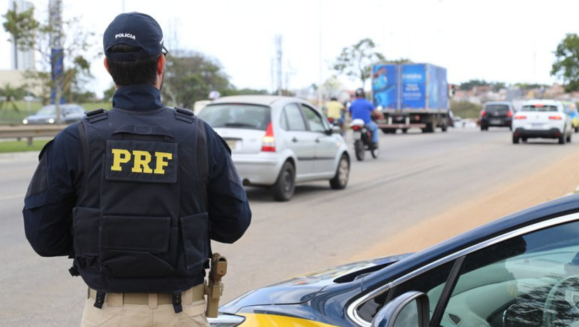 Imagem 1 -  Acidentes graves tiveram redução de 11% e mortes de 50% durante o Carnaval 2022 no RN. A Operação Carnaval, realizada pela PRF, foi encerrada às 23h59 da quarta-feira (2). Em âmbito nacional 75.000 km de rodovias foram fiscalizadas diuturnamente, alcançando o maior número de pessoas fiscalizadas nos últimos 3 anos, mais de 300 mil pessoas.  No Rio Grande do Norte, a fiscalização de veículos e pessoas aumentou em mais de 20%, resultando em um aumento de 150% nas autuações de alcoolemia, 24% de motocicletas e 15% de ultrapassagem. 