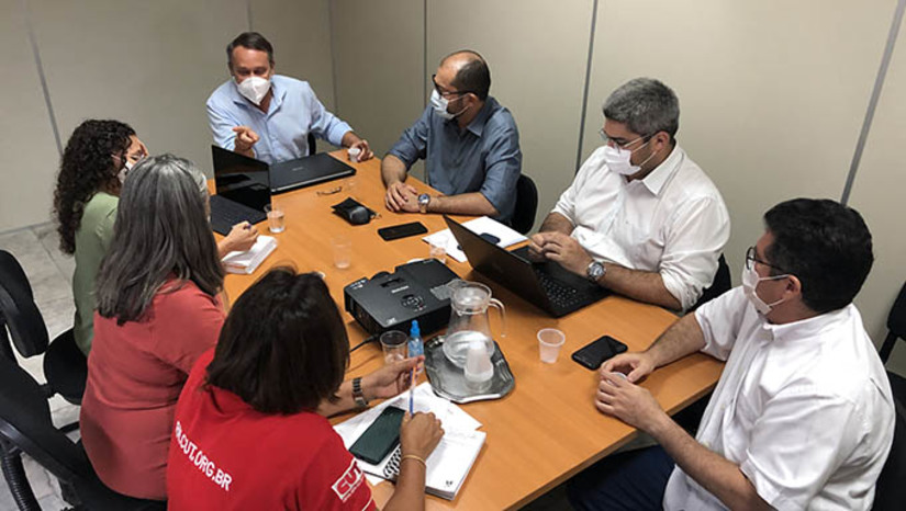 Imagem 1 - Declaração do Secretário de Administração foi depois de detalhar como e onde estão sendo aplicado os recursos da educação a diretoria do Sindserpum e a vereadora Marleide Cunha, na tarde desta sexta-feira, 4. "Uma coisa que podemos afirmar, com certeza, é que, no atual cenário, o município de Mossoró já paga o piso dos professores para os professores que estão na carreira vigente no município. Além disto, nós estamos discutindo também, as formas em que nós poderemos tratar sobre um eventual reajuste dos professores”, diz Kadson Eduardo. Presidente do Sindserpum diz que a categoria aguarda proposta do prefeito no próximo dia 10. Imagem 1 - Declaração do Secretário de Administração foi depois de detalhar como e onde estão sendo aplicado os recursos da educação a diretoria do Sindserpum e a vereadora Marleide Cunha, na tarde desta sexta-feira, 4. "Uma coisa que podemos afirmar, com certeza, é que, no atual cenário, o município de Mossoró já paga o piso dos professores para os professores que estão na carreira vigente no município. Além disto, nós estamos discutindo também, as formas em que nós poderemos tratar sobre um eventual reajuste dos professores”, diz Kadson Eduardo. Presidente do Sindserpum diz que a categoria aguarda proposta do prefeito no próximo dia 10.