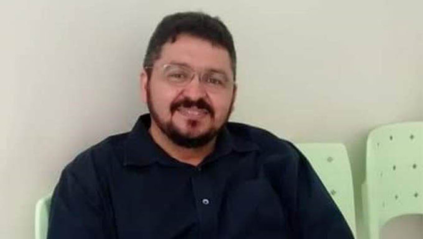 Imagem 1 - Wilson Edino de Freitas Jales, de 49 anos, é acusado de matar a aposentada Francisca Alves da Silva Oliveira (Dona Chica) e tentar matar o marido dela, Raimundo Nonato de Oliveira, no dia 9 de janeiro de 2019, no município de Patu-RN. O casal de idosos (ela 68 e ele 71) estava caminhando às margens da RN 078, entre Patu e Olho D’Água do Borges, quando se depararam com um carro de luxo dirigido pelo médico, acompanhado de Leonardo Rodrigues do Nascimento, Júlio Ricardo Neto e Israel Franco de Oliveira. Os quatro, segundo o MPRN, que formulou a denúncia, mataram Dona Chica e tentaram contra a vida do marido dela por pura maldade. Imagem 1 - Wilson Edino de Freitas Jales, de 49 anos, é acusado de matar a aposentada Francisca Alves da Silva Oliveira (Dona Chica) e tentar matar o marido dela, Raimundo Nonato de Oliveira, no dia 9 de janeiro de 2019, no município de Patu-RN. O casal de idosos (ela 68 e ele 71) estava caminhando às margens da RN 078, entre Patu e Olho D’Água do Borges, quando se depararam com um carro de luxo dirigido pelo médico, acompanhado de Leonardo Rodrigues do Nascimento, Júlio Ricardo Neto e Israel Franco de Oliveira. Os quatro, segundo o MPRN, que formulou a denúncia, mataram Dona Chica e tentaram contra a vida do marido dela por pura maldade.