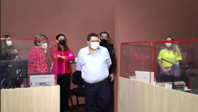 Imagem 1 - Médico acusado de ter atirado friamente e sem motivo na cabeça da senhora Dona Chica, e ter tentado contra a vida de Seu Raimundo Nonato, em Janeiro de 2019, ao negar o crime (CONFIRA VÍDEO), atribuiu responsabilidade a Leonardo Rodrigues, exatamente quem lhe falou no processo que ele era o responsável pelo assassinato brutal. Ainda em seu depoimento, Wilson Jales atribui o fato de está sendo acusado do crime por questões politicas. Imagem 1 - Médico acusado de ter atirado friamente e sem motivo na cabeça da senhora Dona Chica, e ter tentado contra a vida de Seu Raimundo Nonato, em Janeiro de 2019, ao negar o crime (CONFIRA VÍDEO), atribuiu responsabilidade a Leonardo Rodrigues, exatamente quem lhe falou no processo que ele era o responsável pelo assassinato brutal. Ainda em seu depoimento, Wilson Jales atribui o fato de está sendo acusado do crime por questões politicas.