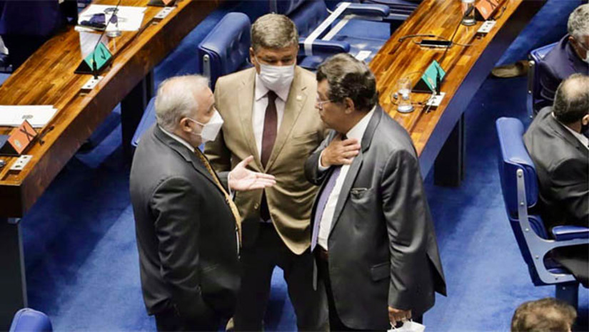 Imagem 1 - Mais cedo, senador Jean Paul Prates, líder da minoria no Senado e que é o relator dos dois projetos para baixar o preço dos combustíveis e estabiliza-los, havia acertado com o presidente do Senado Rodrigo Pacheco e com Paulo Gudes, Ministro da Economia, para colocar os projetos em votação nesta quarta-feira, 9, só que o Governo Desistiu e deixou para votar somente nesta quinta-feira Imagem 1 - Mais cedo, senador Jean Paul Prates, líder da minoria no Senado e que é o relator dos dois projetos para baixar o preço dos combustíveis e estabiliza-los, havia acertado com o presidente do Senado Rodrigo Pacheco e com Paulo Gudes, Ministro da Economia, para colocar os projetos em votação nesta quarta-feira, 9, só que o Governo Desistiu e deixou para votar somente nesta quinta-feira