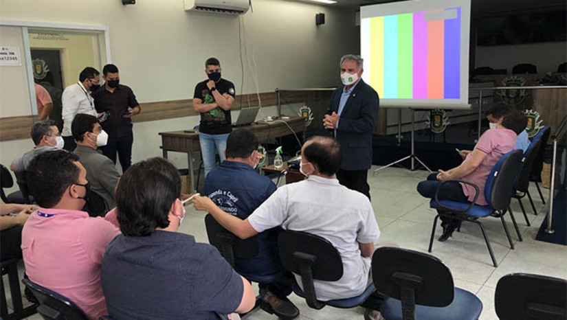 Imagem 1 - Em reunião realizada nesta sexta-feira, 11, na Câmara Municipal, a qual os diretores da CAERN e IDEMA enviaram representantes, o vereador Charton Rêgo cobrou responsabilidades da CAERN, lembrando que o município está sendo desrespeitado pela companhia. Já o ex-vereador Chico de Marinete disse que o diretor da CAERN em Mossoró levou uma bomba para consertar há 1 ano e até hoje não devolveu e a comunidade não tem água para beber. Os discursos fortes dos legisladores receberam o aval do prefeito Alan Silveira, que lembrou que a CAERN teve de 2005 a 2025 para fazer o saneamento básico da cidade e não o fez e os serviços de abastecimento são precários. Avisou que se não for tomado medicas, o Executivo e o Legislativo vão municipalizar o abastecimento e o serviço de esgotamento sanitário (VIDEOS) Imagem 1 - Em reunião realizada nesta sexta-feira, 11, na Câmara Municipal, a qual os diretores da CAERN e IDEMA enviaram representantes, o vereador Charton Rêgo cobrou responsabilidades da CAERN, lembrando que o município está sendo desrespeitado pela companhia. Já o ex-vereador Chico de Marinete disse que o diretor da CAERN em Mossoró levou uma bomba para consertar há 1 ano e até hoje não devolveu e a comunidade não tem água para beber. Os discursos fortes dos legisladores receberam o aval do prefeito Alan Silveira, que lembrou que a CAERN teve de 2005 a 2025 para fazer o saneamento básico da cidade e não o fez e os serviços de abastecimento são precários. Avisou que se não for tomado medicas, o Executivo e o Legislativo vão municipalizar o abastecimento e o serviço de esgotamento sanitário (VIDEOS)