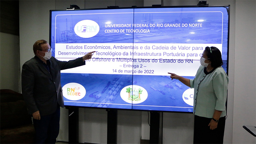 Imagem 1 -  Estudos para novo porto no RN é autorizado pelo Governo do estado. Primeiros estudos técnicos foram elaborados por equipe da UFRN, com a participação de especialistas do Reino Unido e da Dinamarca. Os estudos apresentam as potencialidades de quatro áreas, levando em conta seis critérios técnicos: disponibilidade de área e infraestrutura, conectividade, profundidade, características ambientais, aspectos socioeconômicos e condições meteocenográficas e geológicas. Segundo o professor Mário González, que fez a apresentação para a equipe econômica e jurídica do Governo do RN, juntamente com o engenheiro Rafael Monteiro, "o estudo traz uma novidade, que é o conceito de porto-indústria verde, para a atender às necessidades da nova economia mundial.