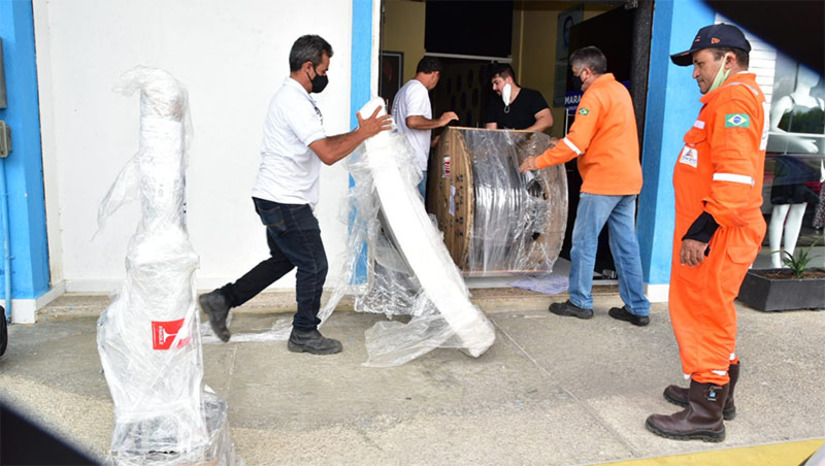 Imagem 1 - TV Câmara Mossoró recebe transmissor e antena para operar em sinal aberto. A TV irá operar no canal 20, como retransmissora da TV Brasil. Os equipamentos foram entregues nesta quarta-feira (16), pela Empresa Brasil de Comunicação (EBC). As próximas etapas são a instalação dos equipamentos na torre da emissora, próxima semana, e conclusão do licenciamento na Agência Nacional de Telecomunicações (Anatel), em fase final. Imagem 1 - TV Câmara Mossoró recebe transmissor e antena para operar em sinal aberto. A TV irá operar no canal 20, como retransmissora da TV Brasil. Os equipamentos foram entregues nesta quarta-feira (16), pela Empresa Brasil de Comunicação (EBC). As próximas etapas são a instalação dos equipamentos na torre da emissora, próxima semana, e conclusão do licenciamento na Agência Nacional de Telecomunicações (Anatel), em fase final.