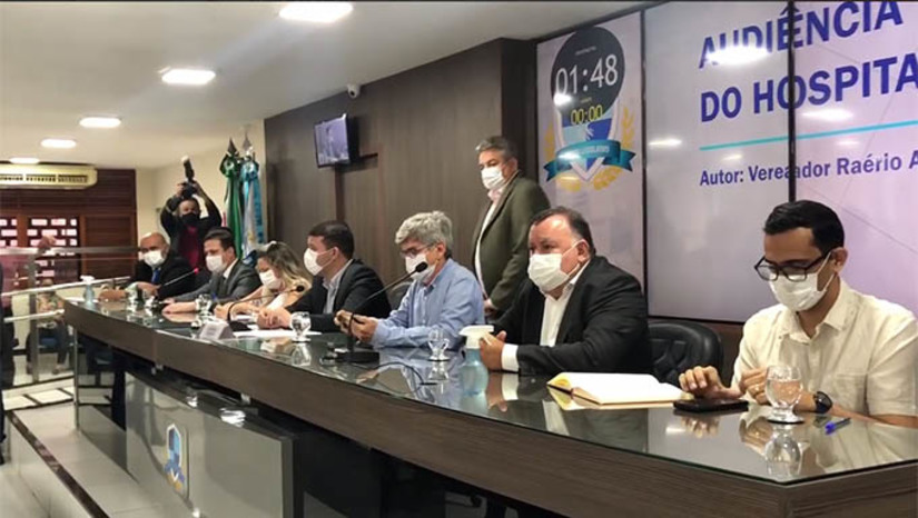 Imagem 1 - Uma unidade municipal de saúde, além de dá vazão aos pacientes internados no Hospital Regional Tarcísio Maia, também reforçaria os serviços de saúde de atenção básica, enviando menos pacientes ao HRTM. Segundo o secretário estadual de saúde Cipriano Maia, assim o HRTM cumpriria com mais qualidade a sua missão na áreas de emergência, urgência e traumatologia; A Secretaria Municipal Morgana Dantas concorda e diz que Mossoró já não tem por negligência de gestores do passado. Os dois observam dificuldades no custeio, devido aos preços baixos da tabela SUS. Imagem 1 - Uma unidade municipal de saúde, além de dá vazão aos pacientes internados no Hospital Regional Tarcísio Maia, também reforçaria os serviços de saúde de atenção básica, enviando menos pacientes ao HRTM. Segundo o secretário estadual de saúde Cipriano Maia, assim o HRTM cumpriria com mais qualidade a sua missão na áreas de emergência, urgência e traumatologia; A Secretaria Municipal Morgana Dantas concorda e diz que Mossoró já não tem por negligência de gestores do passado. Os dois observam dificuldades no custeio, devido aos preços baixos da tabela SUS.