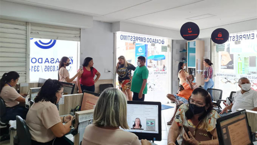 Imagem 1 -  Serão criadas contas automáticas para 42 milhões de brasileiros e nelas depositado até mil reais; Porém, quem precisa de mais recursos, pode acionar os correspondentes bancários de confiança, como a CASA DO EMPRÉSTIMO (FOTO), e antecipar o FGTS bloqueado ou até fazer outras transações financeiras para atender a sua necessidade; Por questões de segurança, este tipo de transação não deve ser feita por telefone ou redes sociais.