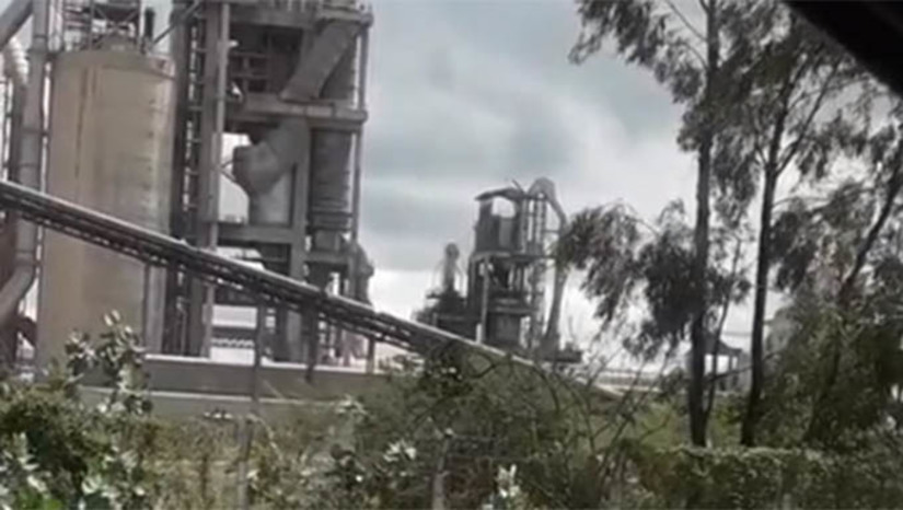 Imagem 1 -  O fogo começou na unidade de resfriamento do forno da Fábrica de Cimento Apodi no final da manhã desta terça-feira, 22, sendo necessário evacuar todos os funcionários para brigada de incêndio atuar, o que ocorreu em cerca de 30 minutos. Em contato com o MH, a Assessoria de Comunicação disse que não teve feridos e que o incêndio causou apenas danos materiais