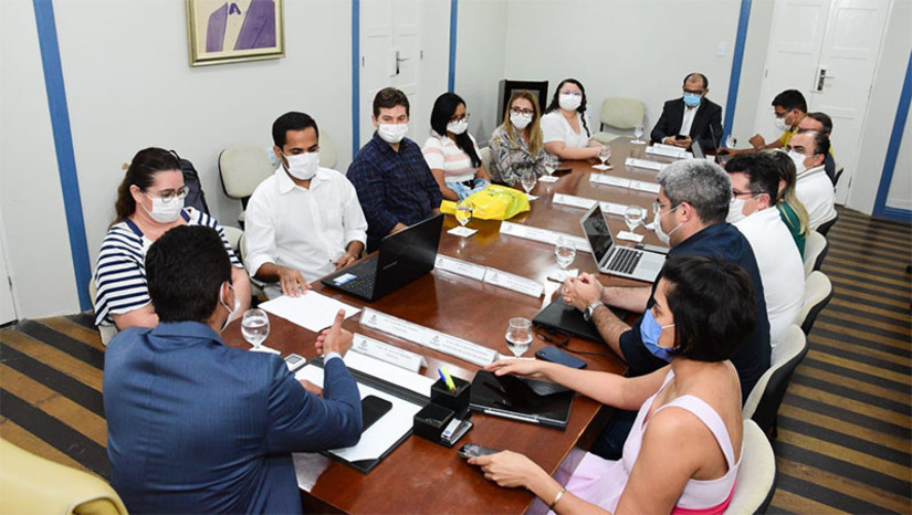 Imagem 1 - Allyson recebe servidores da saúde para discutir avanços para a categoria. O encontro aconteceu nesta quarta-feira (23), no Palácio da Resistência. O chefe do Executivo municipal se comprometeu ainda com pautas, como a implementação de plano de carreira e cargos dos servidores da saúde, mudanças de nível e outros benefícios para a categoria. Imagem 1 - Allyson recebe servidores da saúde para discutir avanços para a categoria. O encontro aconteceu nesta quarta-feira (23), no Palácio da Resistência. O chefe do Executivo municipal se comprometeu ainda com pautas, como a implementação de plano de carreira e cargos dos servidores da saúde, mudanças de nível e outros benefícios para a categoria.
