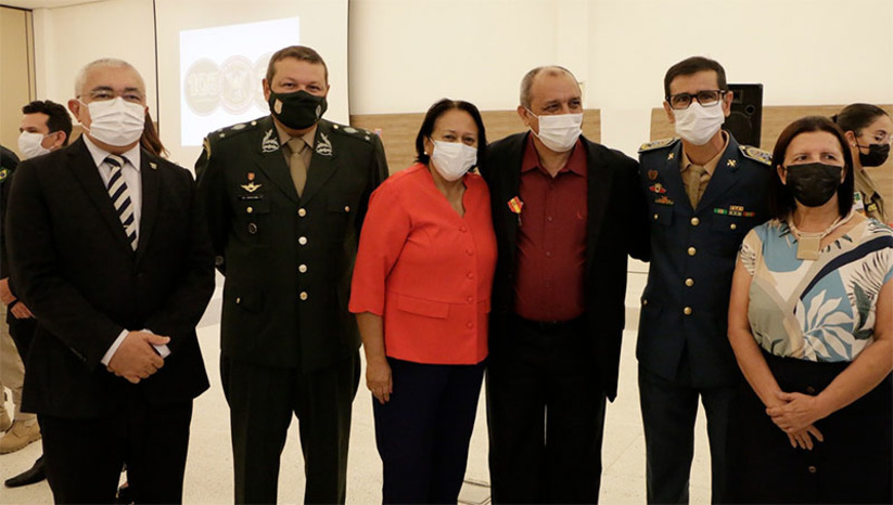 Imagem 1 -  Cezar Alves é condecorado nos 20 anos de emancipação do Corpo de Bombeiros do RN. A data foi comemorada pelo Governo do Estado nesta quinta-feira (24) com solenidade de entrega da Medalha de Honra ao Mérito Major José Osias da Silva, concedida a militares e civis que tenham prestado serviços relevantes à corporação. Ao todo, 138 militares e civis receberam a condecoração. Entre eles o General Rocha Neto, comandante da 7ª Brigada de Infantaria Motorizada sediada em Natal, o arcebispo de Natal, Dom Jaime Vieira Rocha, o pastor Martin Alves, presidente da Assembleia de Deus, o jornalista Cezar Alves, a assistente social Edilene Torquato e dezenas de militares. 