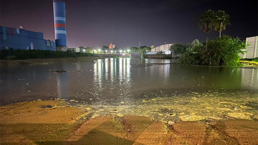 Imagem 1 -  Nestas regiões de Mossoró, a água subiu durante a chuva, mas logo baixou. A Lagoa do Bispo, que foi ampliada em quase 5 vezes, segurou a água da Nova Betânia, evitando alagamento demorado na região da Cobal. Também foram observado alagamentos em outras regiões da cidade, devido a falta de obras de drenagem na época que estas casas foram construídas