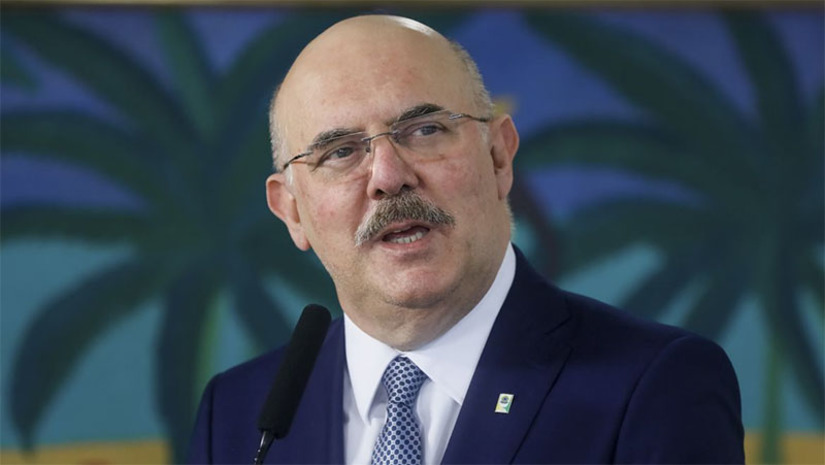 Imagem 1 -  Por meio de carta, Milton Ribeiro anuncia seu pedido de exoneração do MEC. “Não me despedirei, direi até breve”, escreveu o ministro da Educação em rascunho de carta que deverá ser entregue ao presidente Jair Bolsonaro (PL). Ribeiro é alvo de um inquérito da Polícia Federal (PF) e do Supremo Tribunal Federal (STF) por suspeitas de favorecimentos a pastores na distribuição de verbas do Ministério da Educação (MEC). A informação foi obtida em primeira mão pela analista de política da CNN Thais Arbex.
