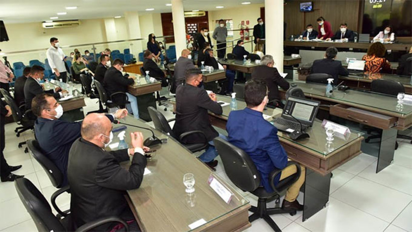 Imagem 1 - 12 vereadores da bancada de situação votaram na aprovação dos 4 projetos, conforme foi debatido há poucos dias; Já os dez vereadores de oposição, optaram por se abster e até sair do plenário para não votarem em projetos tão importantes e urgentes enviados pelo Poder Executivo, alegando necessidade de mais debates sobre os mesmos Imagem 1 - 12 vereadores da bancada de situação votaram na aprovação dos 4 projetos, conforme foi debatido há poucos dias; Já os dez vereadores de oposição, optaram por se abster e até sair do plenário para não votarem em projetos tão importantes e urgentes enviados pelo Poder Executivo, alegando necessidade de mais debates sobre os mesmos