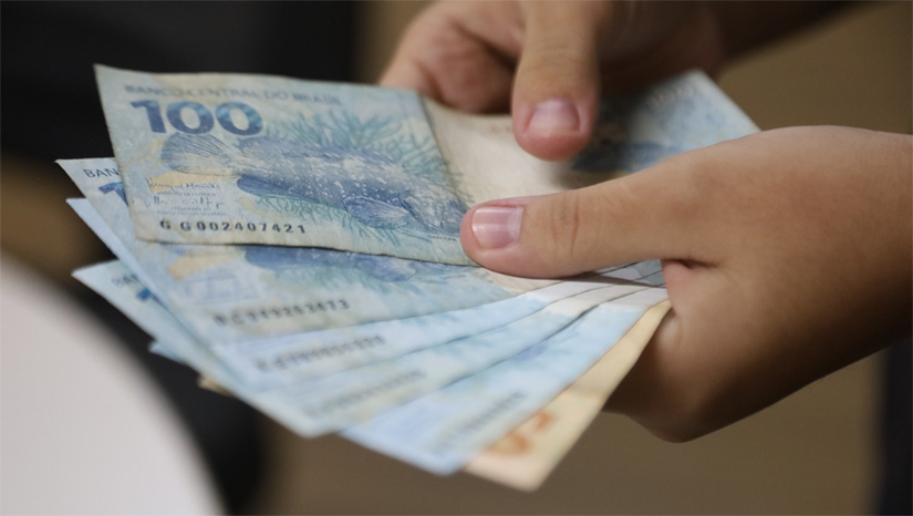 Imagem 1 -  Governo do RN anuncia conclusão do pagamento de salários atrasados de 2018 aos servidores. Nesta quinta-feira (31), mais R$ 125,3 milhões (valor bruto) em salários atrasados referentes a dezembro de 2018, serão pagos pelo governo do estado. A dívida das quatro folhas não pagas, deixadas pela gestão passada, era de quase R$ 1 bilhão. O Governo conclui agora o pagamento dos atrasados a cerca de 90% dos 85 mil servidores que tinham valores a receber. Resta um grupo de 8.911 trabalhadores, que receberão em maio deste ano. 