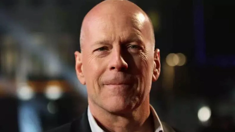 O ator Bruce Willis atualmente com 67 anos foi diagnosticado com